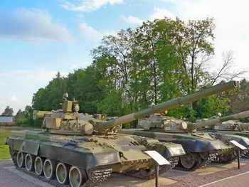  T-80B Main Battle Tank Walk Around