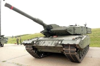 Canadian Leopard 2A4M Walk Around