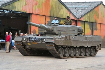 Leopard 2A4 Walk Around