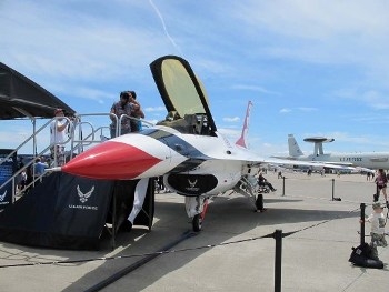 Lockheed F-16C Fighting Falcon "Thunderbirds" Walk Around