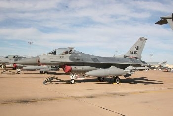 General Dynamics F-16C Walk Around