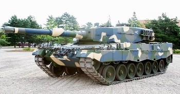 Leopard 2A4 HU Walk Around